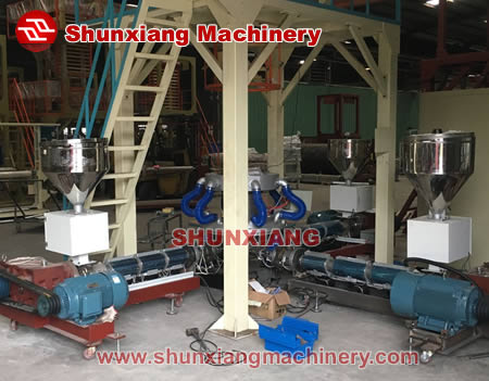 Three layers co-extrusion film blowing machine